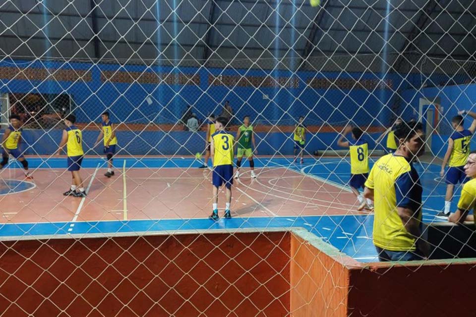 Equipes de voleibol do Programa Talentos do Futuro participam de competição em Vilhena