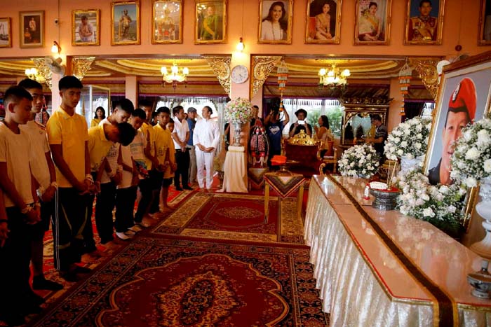 Após alta médica; meninos tailandeses participam de cerimônia budista