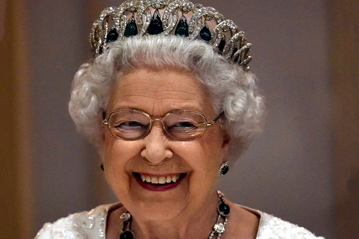 Rainha Elizabeth sobre usar coroa: ‘Pode quebrar seu pescoço’