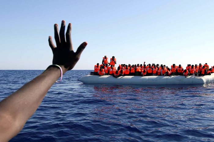 Navio dos EUA resgata 40 imigrantes no Mediterrâneo