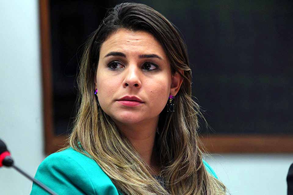 Mariana Carvalho move ação contra página de humor no Facebook; juiz nega retirada de conteúdo e rechaça censura à liberdade de informação