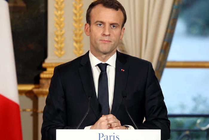 Macron cede e promete aumento de 100 euros no salário mínimo