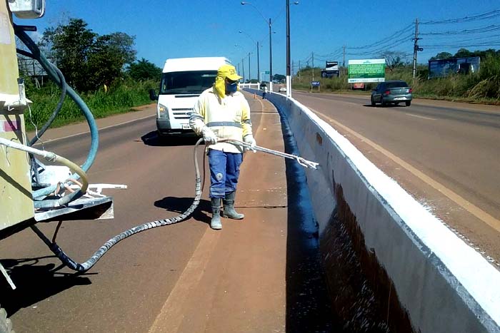 Porto Velho - Prefeitura realiza limpeza e pintura da barreira “New Jersey” na BR 364