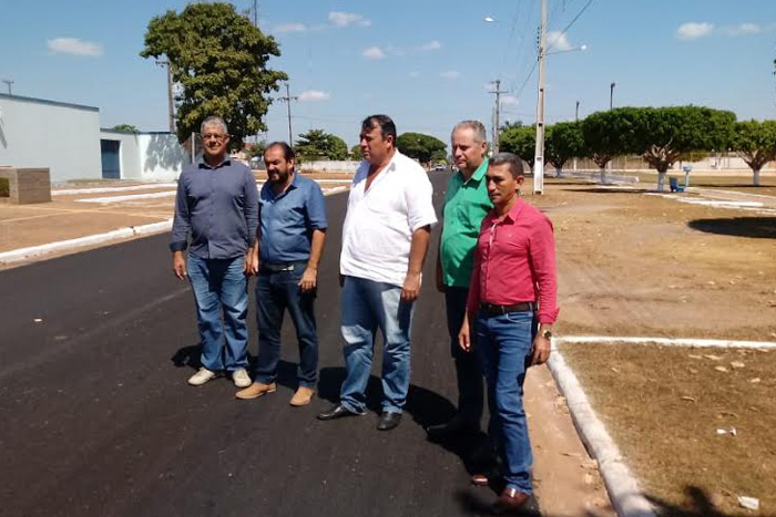 Laerte Gomes fiscaliza serviço de recapeamento asfáltico em São Miguel Guaporé
