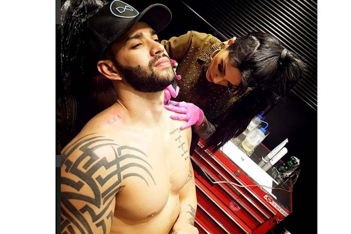 Gusttavo Lima  faz tatuagem para homenagear esposa e filhos