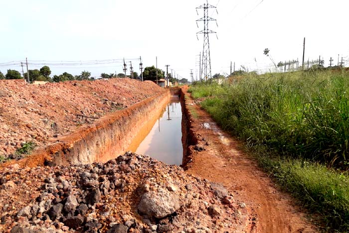 Infraestrutura - Prefeitura inicia obra de drenagem para asfaltar a rua Raimundo Cantuária