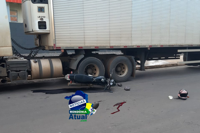 Motociclista tenta ultrapassagem e acaba colidindo em carreta