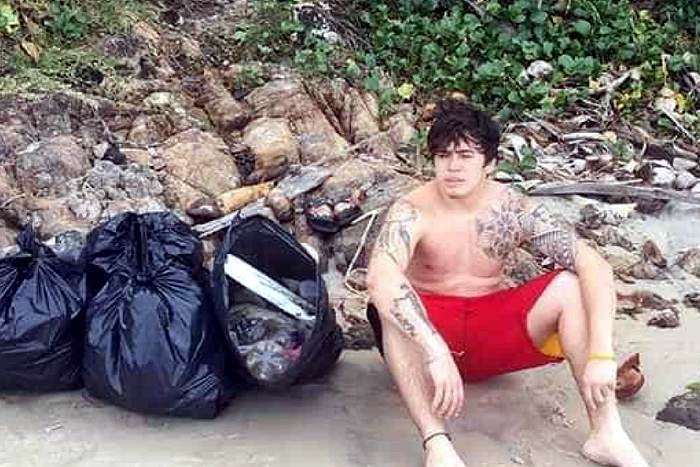 Whindersson Nunes recolhe lixo em Ilhéus e pede mais limpeza em praias