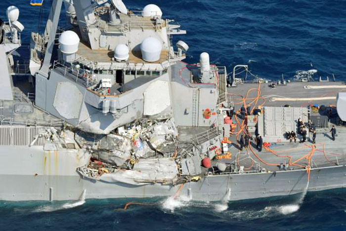 Colisão entre navio dos EUA e cargueiro deixa 7 desaparecidos