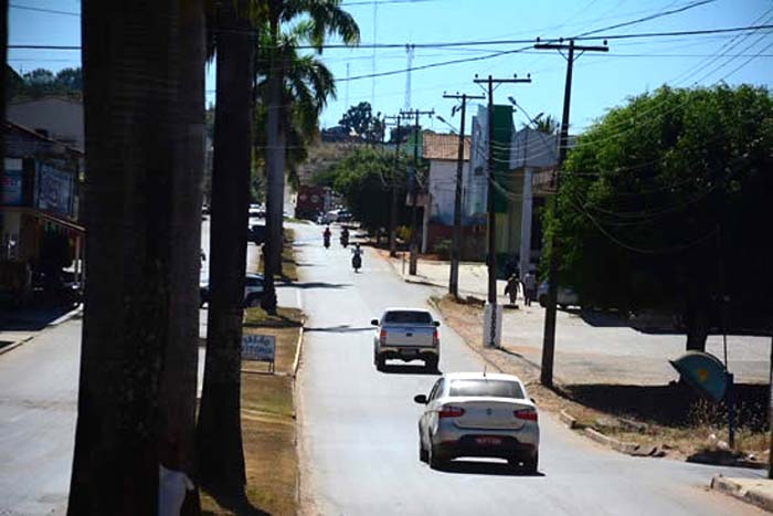 Prefeitura realiza manutenção asfáltica na avenida Duque de Caxias
