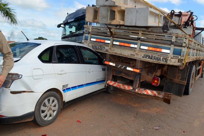 BR-364 : Táxi fica preso entre carreta e caminhão 