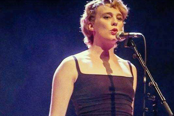 Aos 35 anos, cantora francesa morre no palco durante show