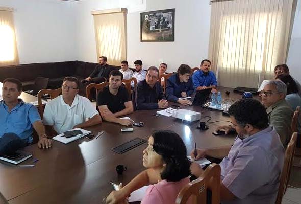 Prefeito pede ajuda de vereadores para vencer crise financeira do município