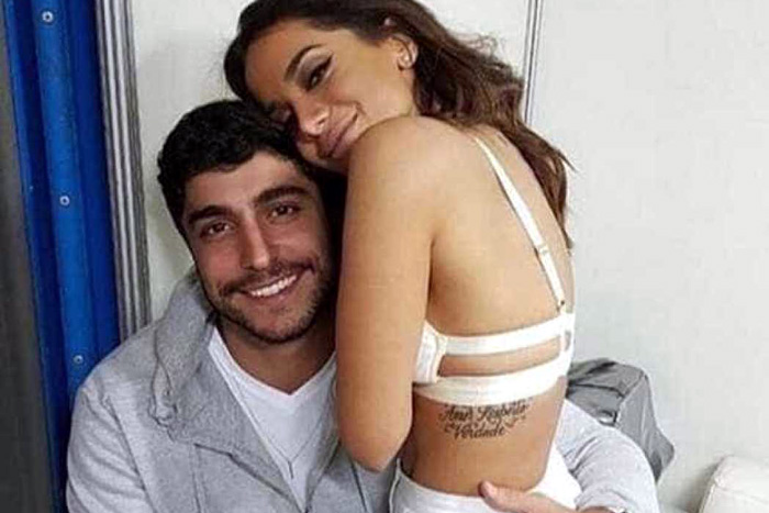 Namorado de Anitta exibe tanquinho em foto com Enzo Celulari