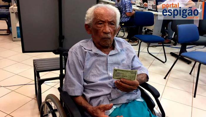 Eleitor de 104 anos faz recadastramento biométrico