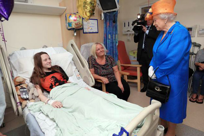 Rainha Elizabeth visita vítimas de atentado em Manchester