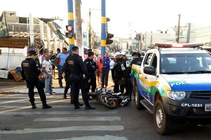 Acidente envolvendo viatura da PM deixa motociclista ferido