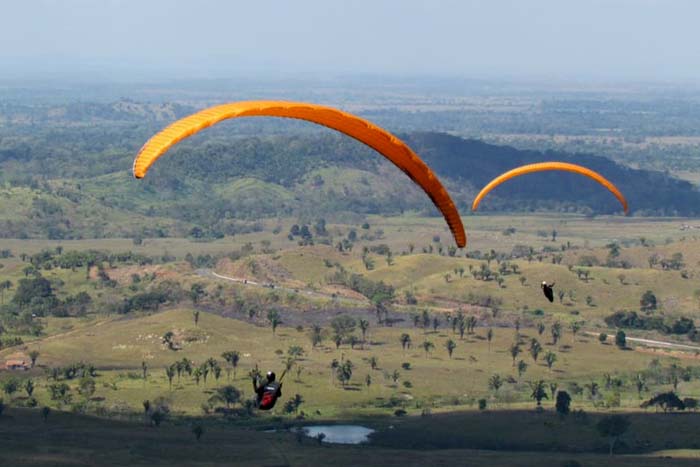 Competição de parapente com mais de 50 pilotos colore céu de Rondônia  ​​​​​​​