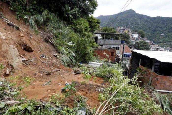Sob risco de deslizamento, Rocinha é vistoriada