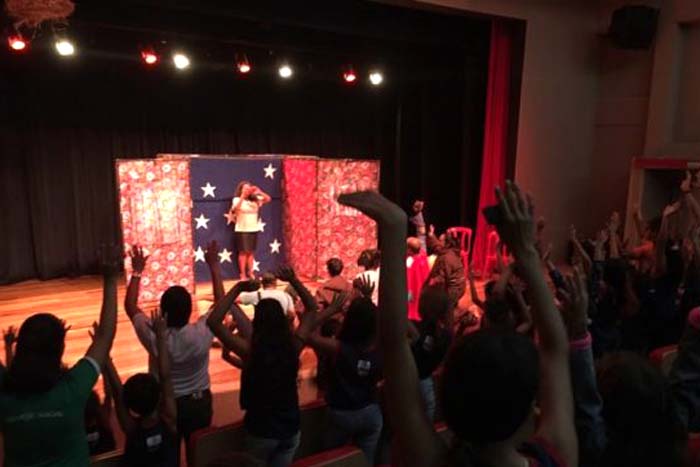 Com entrada gratuita, mais de 400 crianças vão ao teatro, em Porto Velho