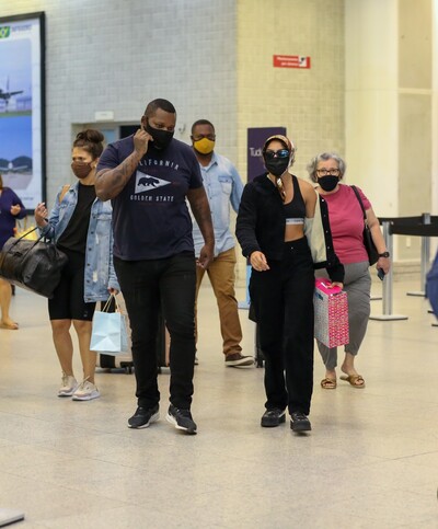 Integrantes do “Now United” desembarcam no Rio de Janeiro