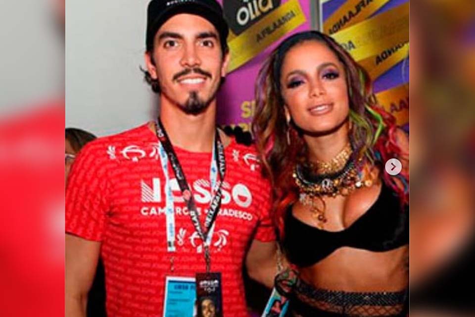 Anitta faz show em camarote e posa com novo affair em bastidores