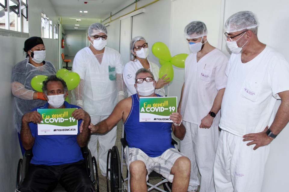 Hospital de Campanha vibra com a saída de mais dois pacientes que viveram momentos difíceis e venceram a luta contra a Covid-19