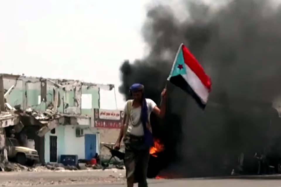 Crianças deixam de estudar para sobreviver à miséria e guerra no Iêmen