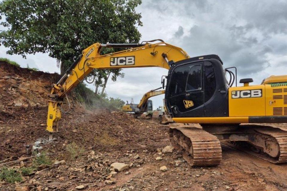 Remoção de curvas e pedras são feitas RO-484 em Santa Luzia para melhoria de escoamento agrícola