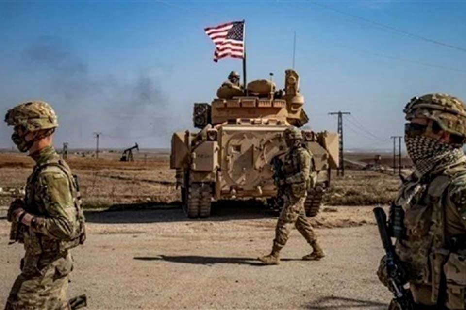 Míssil atinge base dos Estados Unidos na Síria, diz TV local