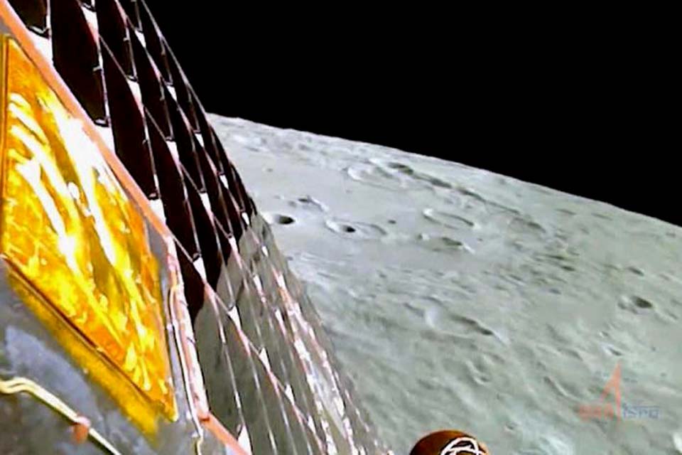 Índia perde contato com sonda que pousou na Lua História por Renata Okumura 