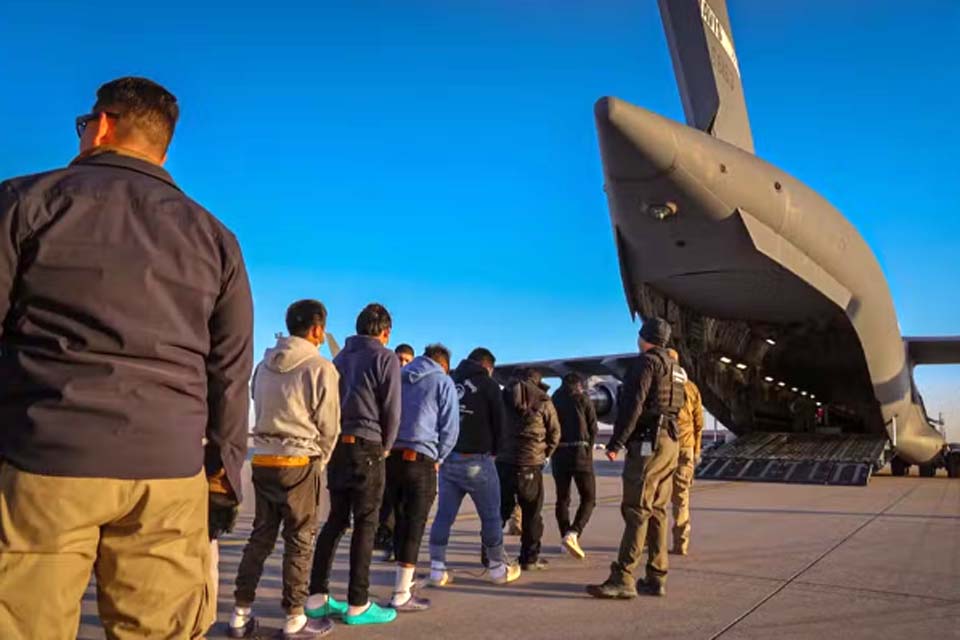 EUA começam a deportar imigrantes presos na 