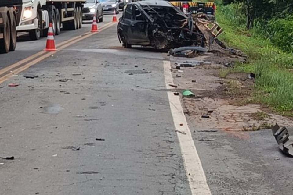 Carro fica destruído após colisão com caminhão na BR-364
