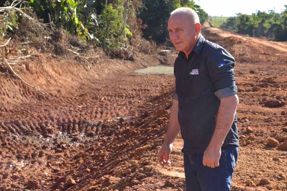 Ezequiel Neiva vistoria obra de aterramento entre Alto Alegre dos Parecis e Alta Floresta do Oeste