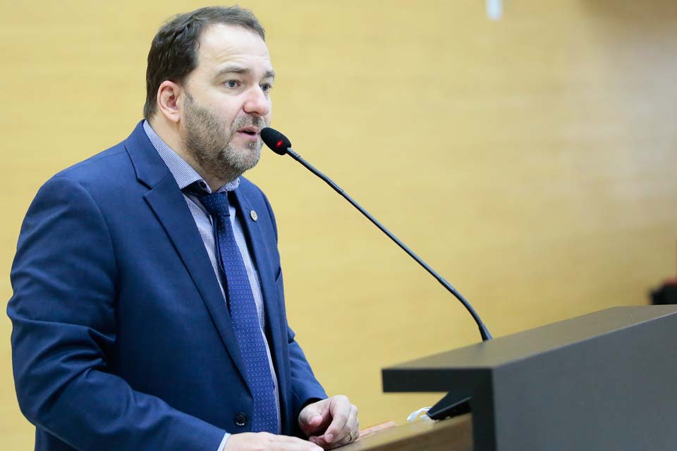 Deputado Alex Redano critica projeto que prevê desconto bilionário para a empresa Energisa