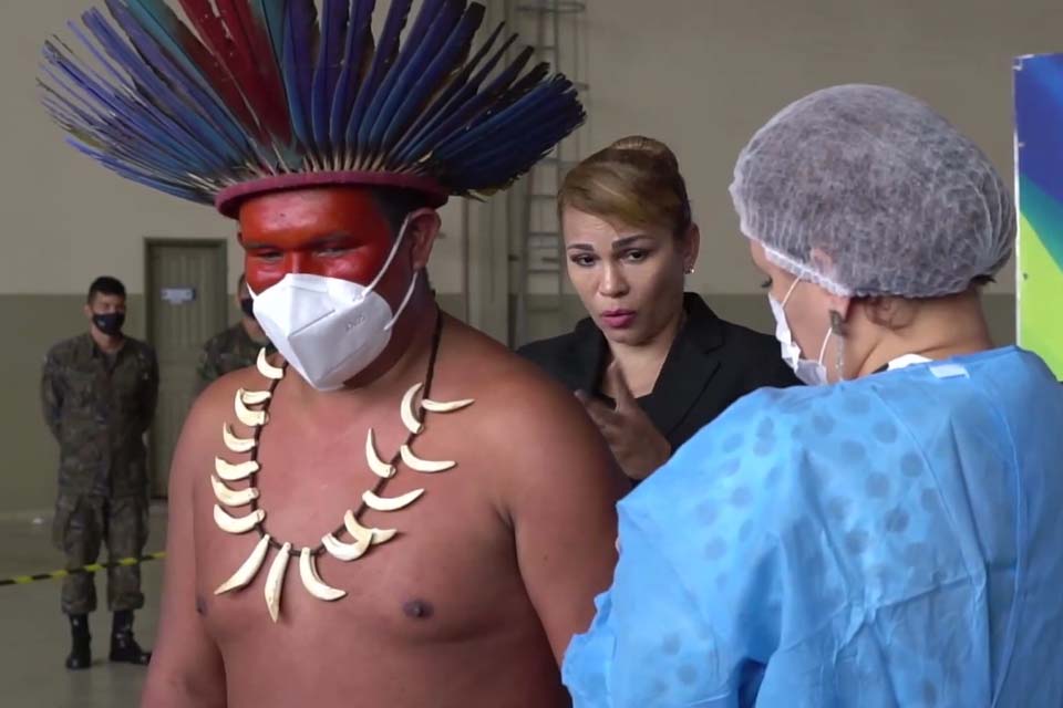 Indígena, médica e enfermeiro são os primeiros a serem vacinados em Rondônia; governador participou da cerimônia