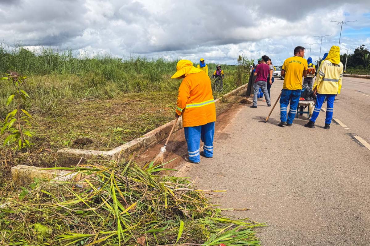 Bairro Liberdade recebe intervenção de tapa-buraco e limpeza