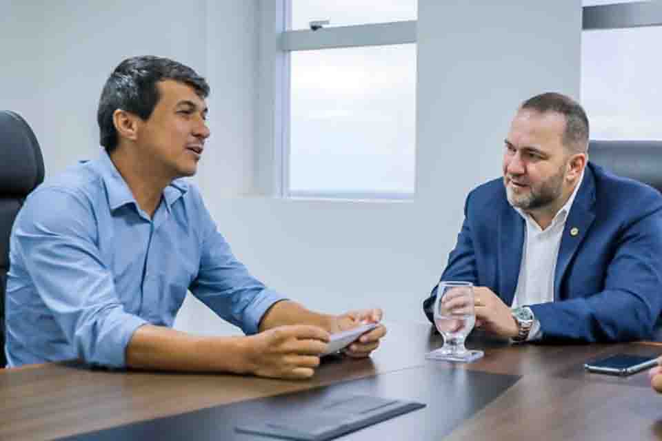 Presidente da ALE-RO, deputado Alex Redano discute liberação de recursos para Jaru com o vereador Schimiti Patroleiro