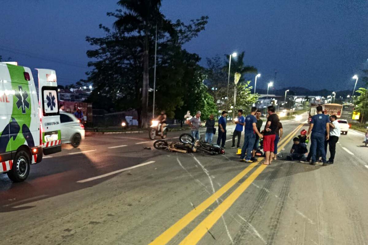 Colisão entre motociclistas deixam duas pessoas feridas na BR-364