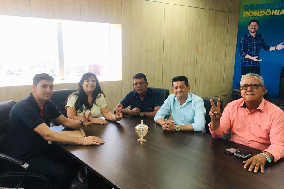 Chefe de Gabinete do Deputado Jean Mendonça, Irma Fogaça recebe lideranças de Santa Luzia D’Oeste