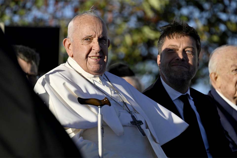 Papa Francisco critica 