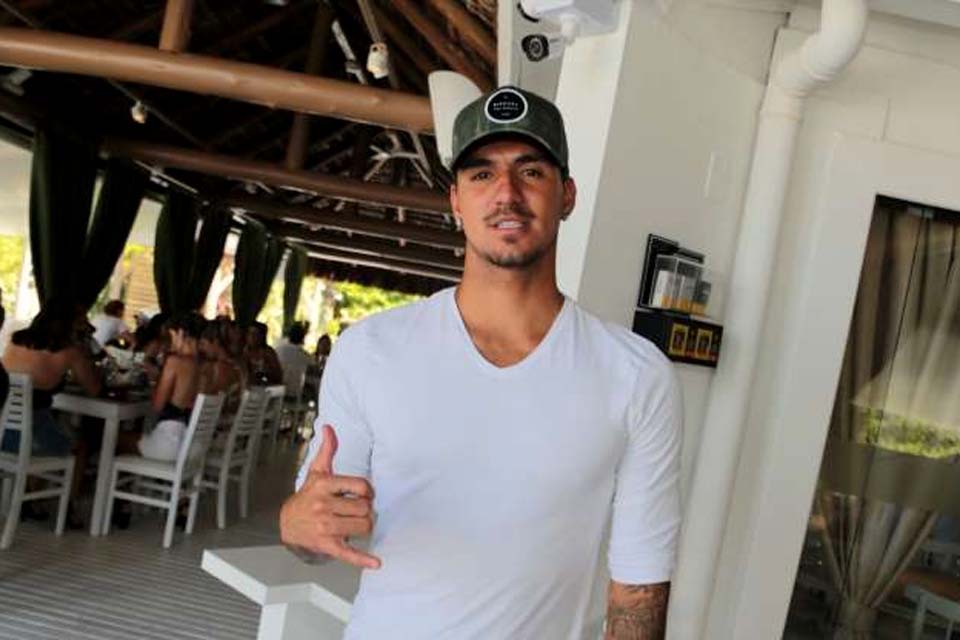 Gabriel Medina e Hariany Almeida se beijam em show de Thiaguinho