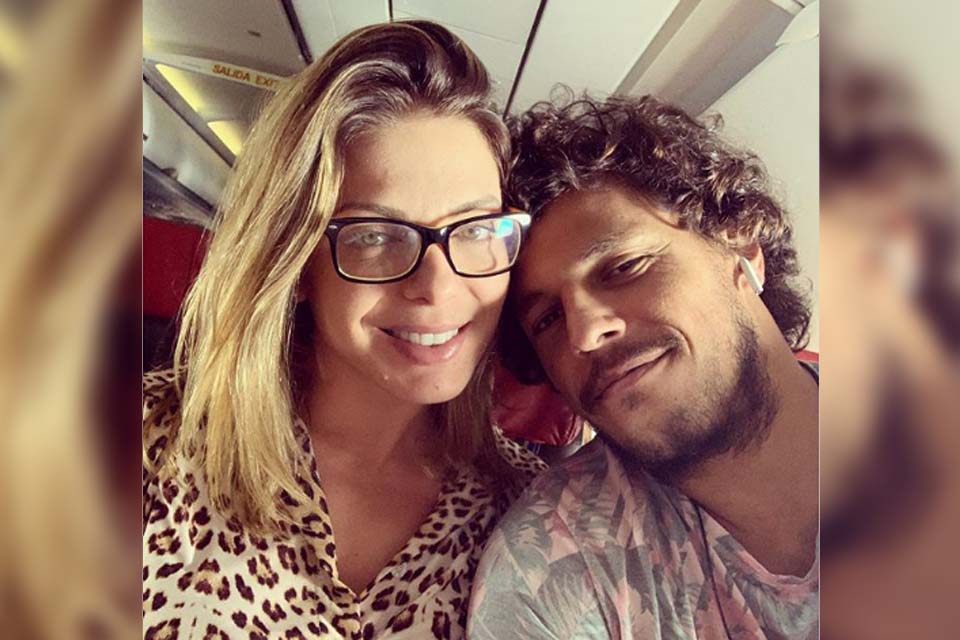 Sheila Mello faz pedido ao namorado em foto do casal: 'Vem logo para mim!'