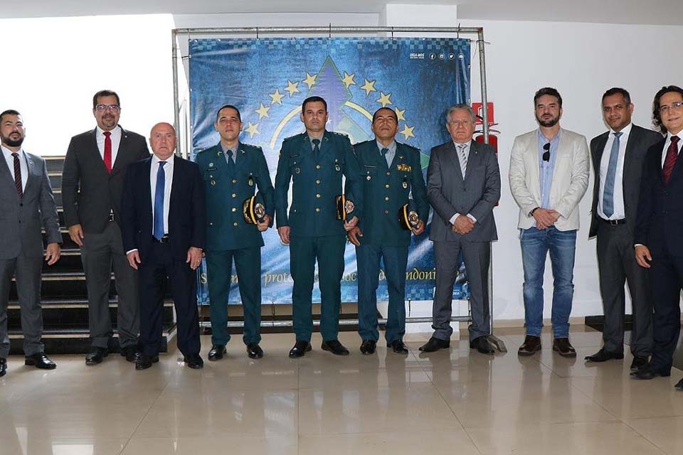 Membros do Ministério Público de Rondônia recebem homenagem da Polícia Militar