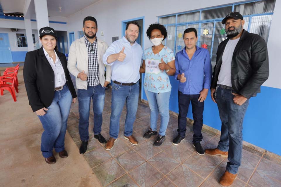 Recurso para reforma do piso da administração e pátio da APAE de São Francisco do Guaporé é liberado