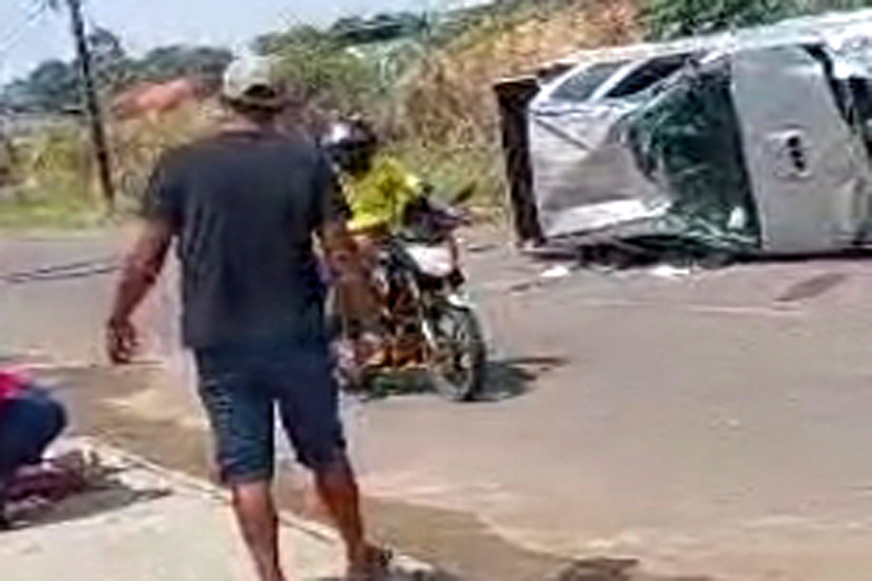 Caminhonete capota após colisão entre veiculos em Ji-Paraná