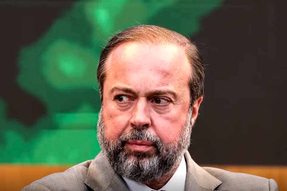 Ministro cobra solução para vazamento de água em minas da Vale