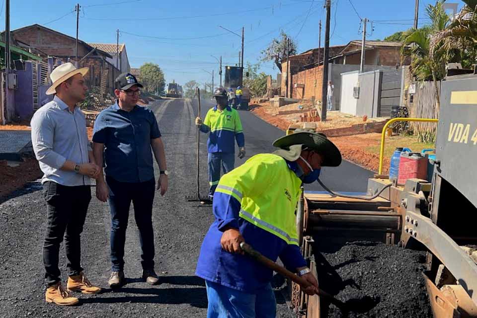 Prefeitura de Jaru conclui asfaltamento da rua Hermano Santos, no Setor 07