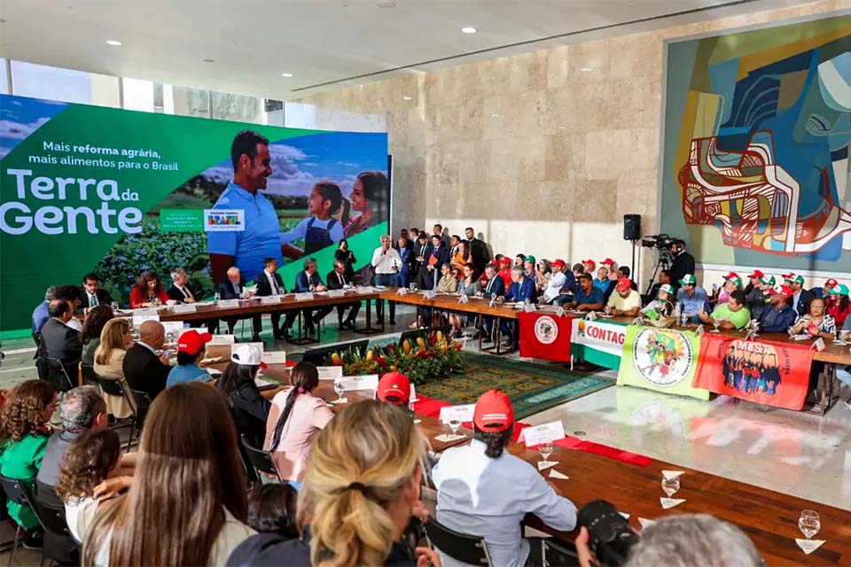 Governo anuncia plano para assentar 295 mil famílias até 2026