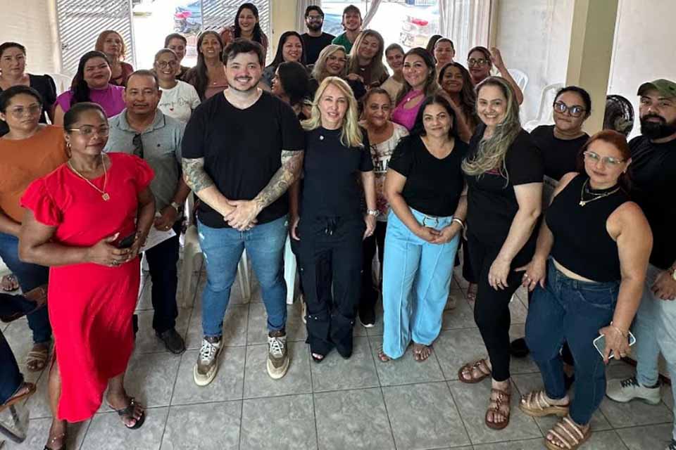 Ieda Chaves entrega certificados em Workshop de Mechas no bairro Tancredo Neves, em Porto Velho